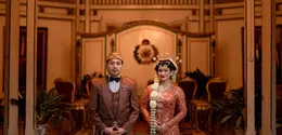 Tunku Aishah Johara tampil anggun dalam kebaya coral rancangan Didiet Maulana di malam resepsi pernikahannya (Didiet Maulana)
