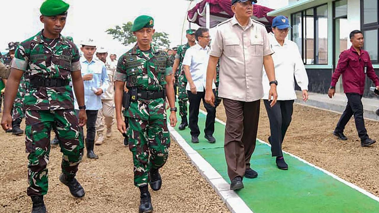 FOTO: Menhan Sjafrie Tinjau Yonif TP 843, Perkuat Sinergi Pertahanan, Kesehatan, dan Ketahanan Pangan