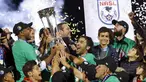 Pemain New York Cosmos, Raul Gonzalez (tengah) merayakan gelar juara bersama rekanya usai mengalahkan Ottawa Fury pada Liga nasional Amerika Utara (NASL) di Hempstead, New York, Minggu (15/11/2015). (REUTERS/Brendan McDermid)
