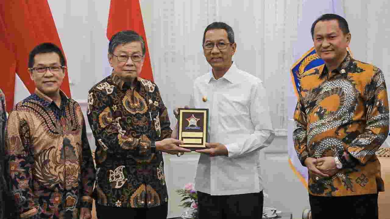 Penjabat (Pj) Gubernur DKI Jakarta Heru Budi Hartono, menerima kunjungan Persatuan Umat Buddha Indonesia (Permabudhi) di Balai Kota DKI Jakarta, Selasa (9/5/2023).