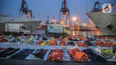 Truk-truk membawa serpihan Sriwijaya Air SJ 182 dari Terminal JICT 2, Tanjung Priok, Jakarta, Kamis (21/1/2020).  Serpihan Sriwijaya Air SJ 182 dipindahkan dari Terminal JICT 2 ke kantor KNKT untuk dilakukan pemeriksaan dan identifikasi. (Liputan6.com/Faizal Fanani)