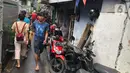 Sejumlah sepeda motor terparkir di sekitar Jalan Kebon Pala II, Jakarta, Selasa (25/2/2020). Banjir yang merendam kawasan tersebut menyebabkan warga mengungsikan kendaraannya ke tempat yang lebih tinggi. (Liputan6.com/Immanuel Antonius)