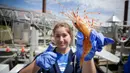 Seorang pekerja menunjukkan seekor udang spot di Steveston Fisherman's Wharf di Richmond, British Columbia, Kanada (5/6/2020). Musim udang spot tahun ini tertunda akibat kurangnya pasar selama pandemi COVID-19. (Xinhua/Liang Sen)