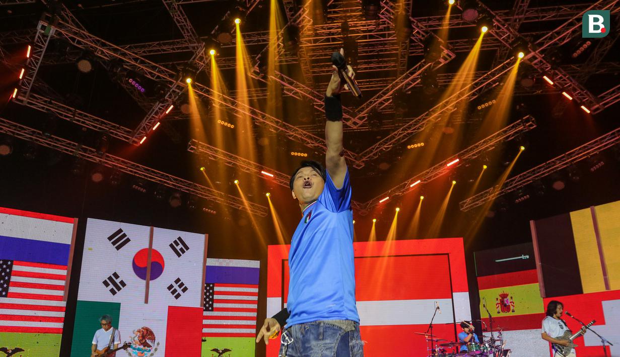 <p>Grup Band Gigi&nbsp;saat tampil memeriahkan acara Sportcaster Piala Dunia 2022 pada acara Konser Histeria Pesta Bola Dunia 2022 di EMTEK City, Jakarta, Kamis (20/10/2022). (Bola.com/Bagaskara Lazuardi)</p>