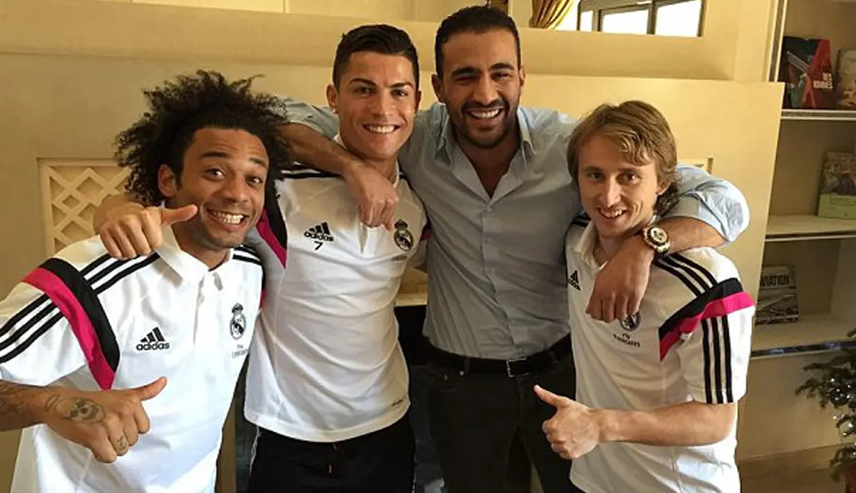 Bintang Real Madrid, Christiano Ronaldo dan atlet kickboxing asal Maroko, Badr Hari saat berfoto bersama rekan setimnya dari Real Madrid, Marcelo (kiri) and Modric (kiri). (dailymail.co.uk)