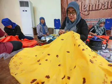 Peserta mengikuti pelatihan seni membatik di Gedung Pusat Pelatihan Seni Budaya (PPSB) Muhammad Mashabi di Jalan KH Mas Mansyur, Kebon Melati, Tanah Abang, Jakarta Pusat, Rabu (01/07/2026). (Kapanlagi.com/ Budy Santoso)