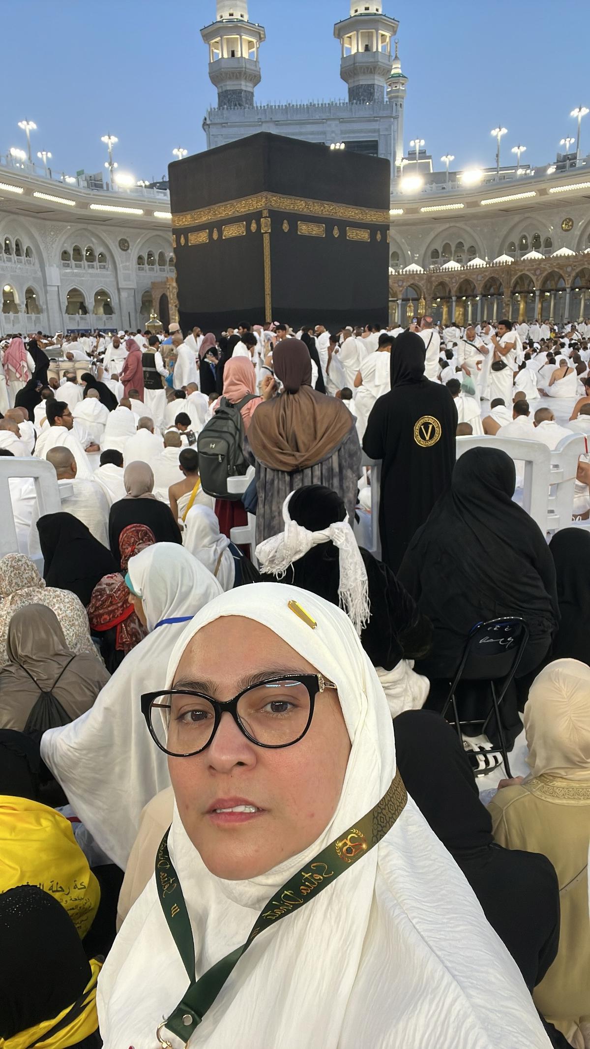 Umrah di Bulan Ramadan, Uya Kuya Perlihatkan Suasana Menunggu Buka Puasa di Depan Ka'bah