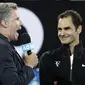 Komedian Will Ferrell menghadiri laga pembuka Roger Federer pada ajang Australia Terbuka 2018. (AP Photo/Dita Alangkara)