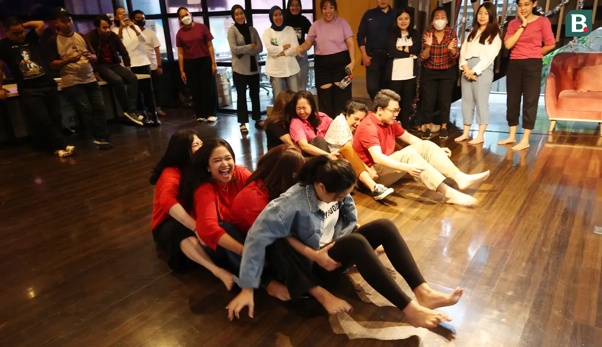 Karyawan KapanLagi Youniverse (KLY) saat mengikuti lomba pada perayaan HUT Kemerdekaan Republik Indonesia ke-78 di Kantor KLY Jakarta, Gondangdia, Jumat (18/8/2023). (Bola.com/M Iqbal Ichsan)