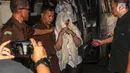 Artis Dhawiya Zaida menutupi wajah dengan kerudung saat tiba di PN Jakarta Timur, Selasa (26/6). Kuasa hukum Dhawiya dan Muhammad, Reyno Yohanes Romein  tidak menggunakan hak eksepsi dalam sidang. (Liputan6.com/HO/Udin)