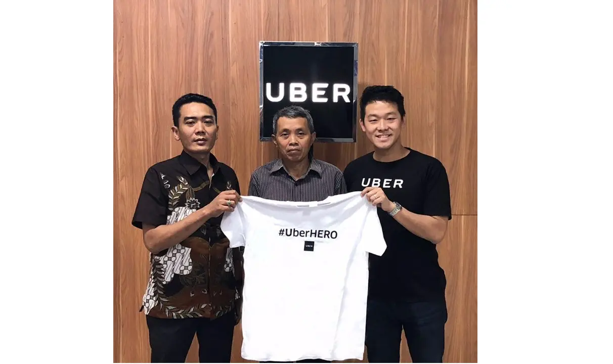 	(ki-ka) Ketua Koperasi JTUB Budi Santoso, pengemudi #UberHERO, Indra Prawoto, dan Head of Expansion dari Uber Weylen Yanasaputra, berfoto bersama saat penyerahan tanda apresiasi untuk Pak Indra (Foto: Blog Uber)