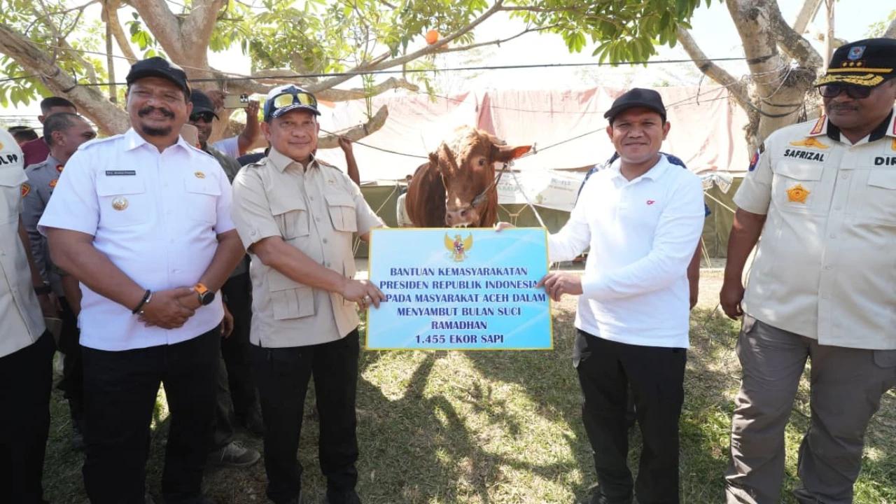 Kasatgas Tito Serahkan Bantuan Sapi Presiden Prabowo kepada Masyarakat Aceh