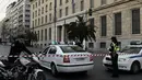 Menurut Polisi setempat ledakan bom mobil itu menghancurkan jendela tetapi tidak menelan korban jiwa, Yunani, Kamis (10/4/2014) (AFP Photo/Louisa Goulmaki).