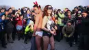 Dua peserta berpose dalam lomba lari tahunan Undie Run di Olympic Forest Park, Beijing pada 24 Februari 2019. Sejarahnya event Maraton Undie Run merupakan gerakan sosial lingkungan yang pertama kali diselenggarakan di California, AS. (Photo by STR / AFP)