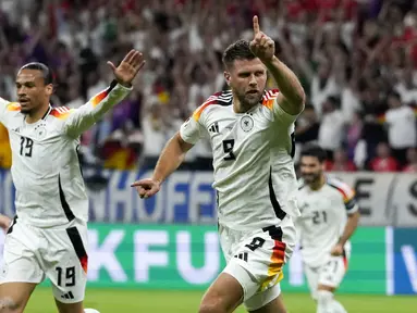 Penyerang Jerman Niclas Fuellkrug berselebrasi setelah mencetak gol kedua timnya ke gawang Swiss pada matchday terakhir Grup A Euro 2024 di Frankfurt Arena pada Senin (24/6/2024) dinihari WIB. (AP Photo/Frank Augstein)