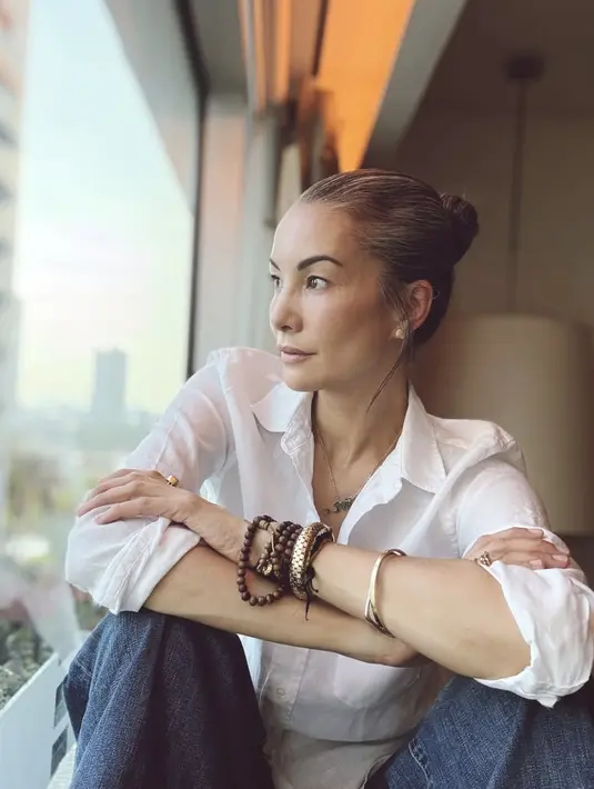 Gaya rambutnya ini bisa dadopsi untuk segala gaya, memberikan ciri khas yang begitu menjanjikan.  [Foto: Instagram/ Nadya Hutagalung]