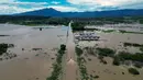 Hujan deras yang mengubah jalan menjadi sungai. (MAURO PIMENTEL/AFP)