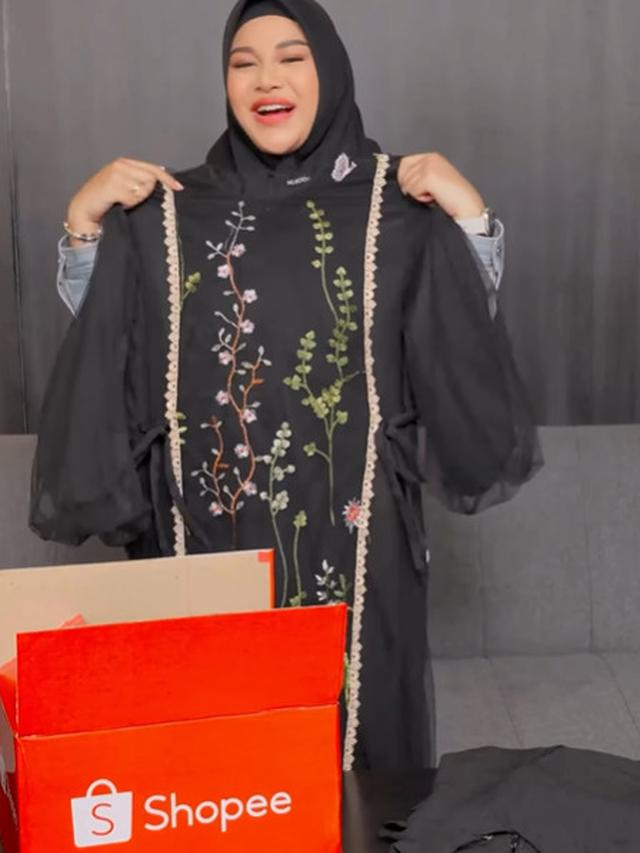 Aurel Hermansyah membuka paket pesanannya