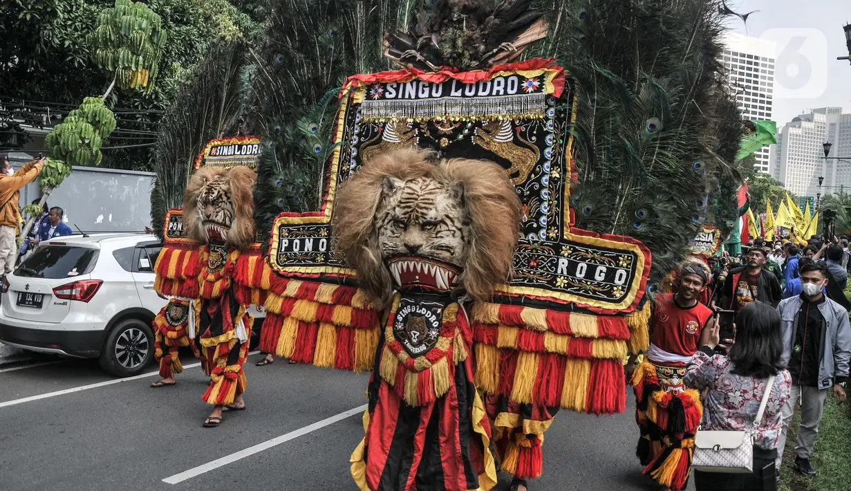 Atraksi tarian tradisional saat mengiringi kedatangan ketiga petinggi KIB di Gedung KPU RI, Jalan Imam Bonjol, Jakarta Pusat, Rabu (10/8/2022). Kedatangan ketiga petinggi KIB tersebut diiringi dengan berbagai atraksi tarian tradisional untuk mendaftarkan partai masing-masing sebagai peserta Pemilu 2024. (merdeka.com/Iqbal S Nugroho)