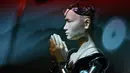Gambar pada 18 Juni 2019 menunjukkan robot android yang berperan sebagai pendeta di Kuil Kodaiji di Kyoto, Jepang. Dengan menyewa robot Kannon, Kuil Kodaiji berharap dapat menjangkau generasi muda yang tidak tertarik dengan cara beribadah tradisional. (CHARLY TRIBALLEAU/AFP)