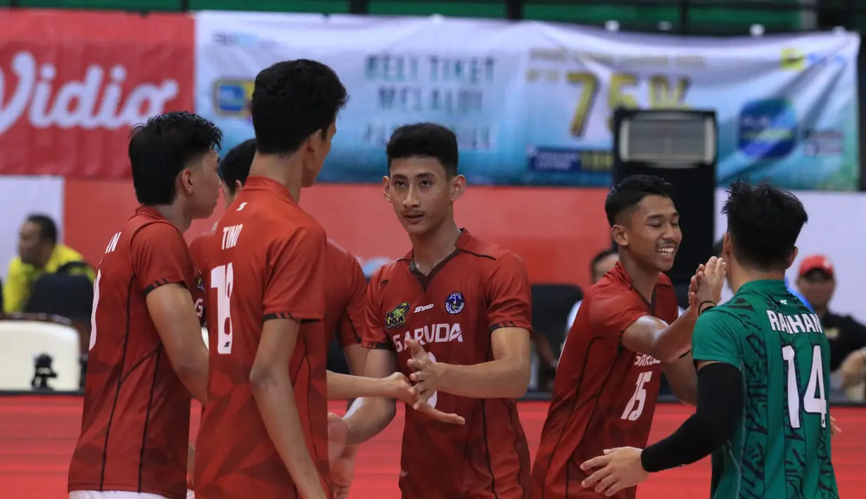 <p>Selebrasi para pemain Jakarta Garuda Jaya, Rangga Dwi Hatmojo (tengah) dkk setelah mencetak angka saat menghadapi Jakarta Pertamina Pertamax pada laga pekan pertama putaran I PLN Mobile Proliga 2024 di GOR Amongrogo, Yogyakarta, Sabtu (27/4/2024). Jakarta Garuda Jaya kalah 0-3 (16-25, 23-25, 15-25). (Dok. PBVSI)</p>