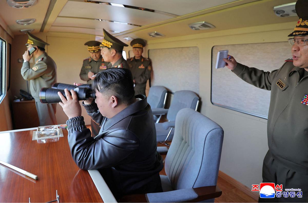FOTO: Kim Jong Un  Mengawasi Uji Coba Rudal Serangan Nuklir