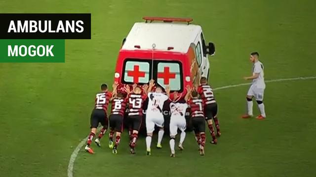 Berita video insiden menarik di Liga Brasil saat mobil ambulans mogok di tengah lapangan saat membawa pemain yang pingsan.