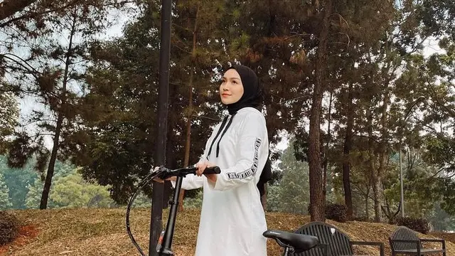 9 Hoodie Wanita Hijab yang Populer, Bikin Tampilan Jadi Stylish dan Modis