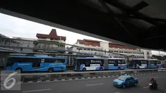 Antrian Bus Trans-Jakarta di Halte Harmoni, Jakarta, Kamis (1/12). Direktur Utama Transjakarta Budi Kaliwono menyatakan bus Transjakarta di koridor 1 sampai koridor 12 akan tetap beroperasi pada Jumat (2/12) mendatang. (Liputan6.com/Immanuel Antonius)