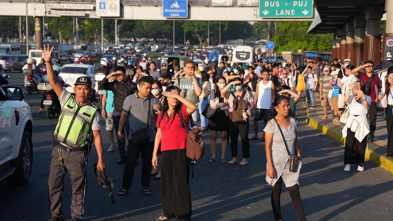 FOTO: Penumpang Terlantar Saat Aksi Mogok Transportasi di Kota Quezon