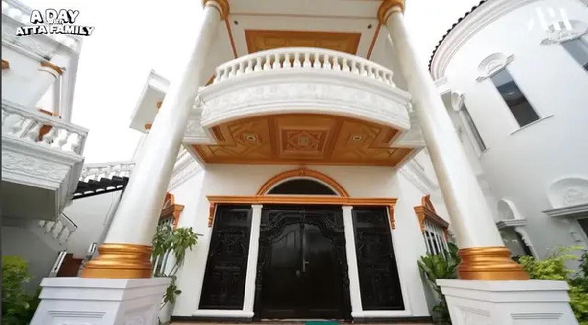 6 Potret Fasad Depan Rumah Aktor Senior Herdin Hidayat, Desain Eropa Klasik yang Megah dan Luas