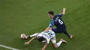 Gelandang Kroasia, Ivan Perisic dan bek Argentina Nahuel Molina memperebutkan bola selama pertandingan semifinal Piala Dunia 2022 di Stadion Lusail di Lusail, Qatar, Rabu (14/12/2022). Argentina berhasil lolos ke final setelah menang telak atas Kroasia dengan skor 3-0.  (AP Photo/Thanassis Stavrakis)