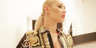 Iggy Azalea membakar baju mahal milik Nick Young saat mantan kekasihnya itu tertangkap bawa semua selingkuhannya ke rumah mereka. (instagram/thenewclassic)