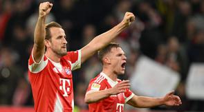 Harry Kane (kiri) dari Bayern dan Joshua Kimmich (Bayern) merayakan kemenangan mereka dalam pertandingan Bundesliga antara Bayern Munchen dan Borussia Dortmund di Munich, Jerman, Sabtu, 18 Oktober 2025. (Foto AP/Lennart Preiss)