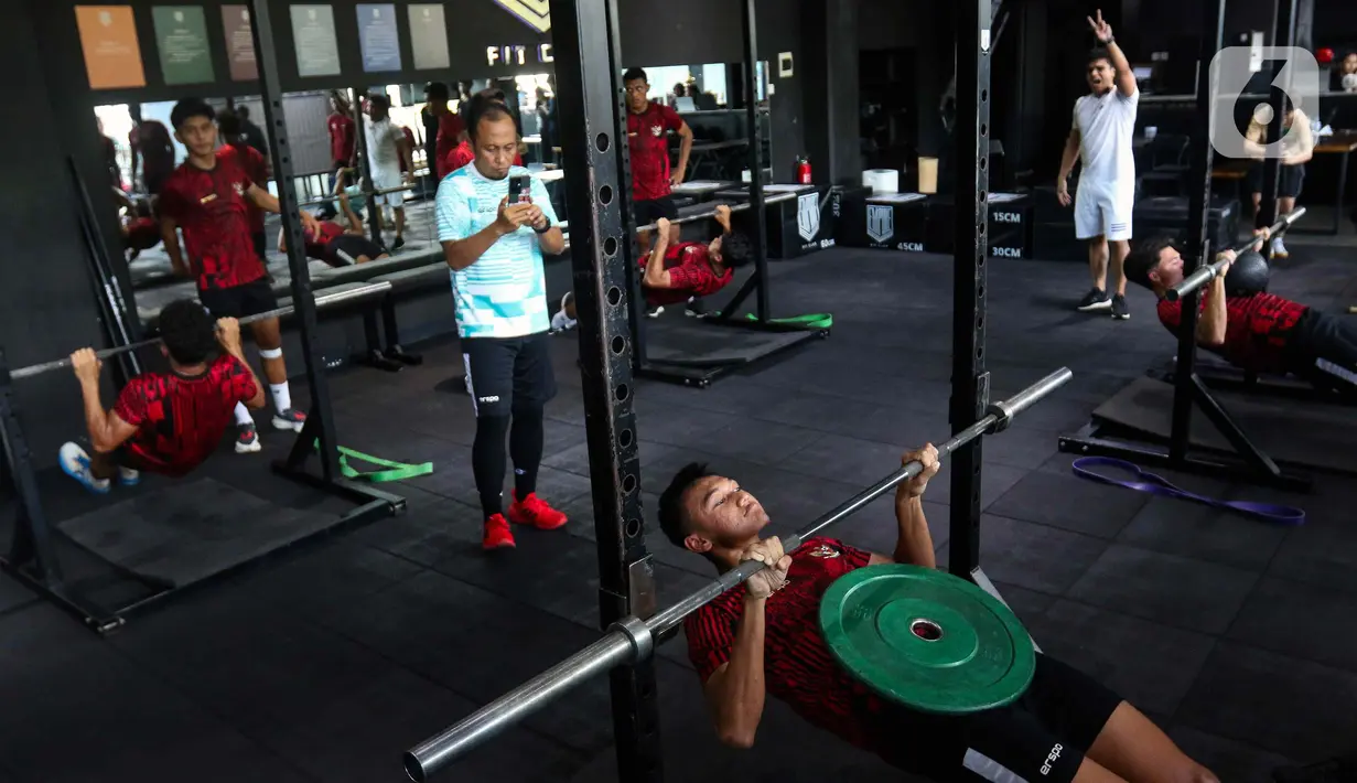 Latihan fisik dipimpin dan diawasi langsung oleh Pelatih timnas Indonesia U-20, Indra Sjafri. (Liputan6.com/Herman Zakharia)