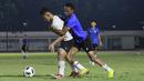 Pemain Timnas Indonesia, Osvaldo Haay (kiri) berebut bola dengan Altalariq Ballah, saat latihan di Stadion Madya, Jakarta, Selasa (11/5/2021). Latihan tersebut untuk persiapan jelang Kualifikasi Piala Dunia 2022 Zona Asia. (Foto: Bola.com/M Iqbal Ichsan)