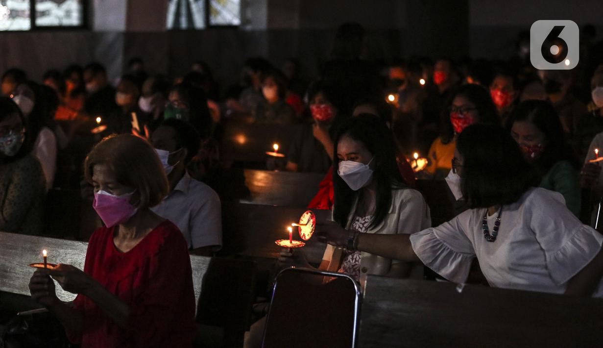 Jemaat mengikuti ibadah perayaan malam Natal di Gereja Protestan Indonesia Bagian Barat (GPIB) Effatha, Jakarta, Jumat (24/12/2021). Ibadah malam ini mengangkat tema Nyanyian Pujian. (Liputan6.com/Johan Tallo)
