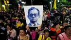 Rakyat Thailand membawa gambar Raja Thailand Bhumibol Adulyadej di luar RS Siriraj, Bangkok, Thailand, Kamis (13/10). (REUTERS / Jorge Silva)
