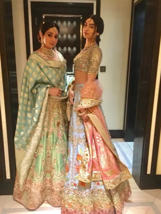 Untuk yang satu ini, Sridevi tampil cantik bersama dengan anak perempuannya. Mereka sama-sama memukau dengan balutan Sari khas Indianya. Dan pastinya ini menjadi kenangan yang sangat terindah bagi sang putri. (Instagram/sridevi.kapoor)