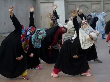 Para wanita mengikuti sesi yoga di luar Taman Shalimar yang bersejarah, Lahore, Pakistan, Minggu (20/6/2021). Hari Yoga Internasional diperingati setiap tanggal 21 Juni. (AP Photo/K.M. Chaudary)