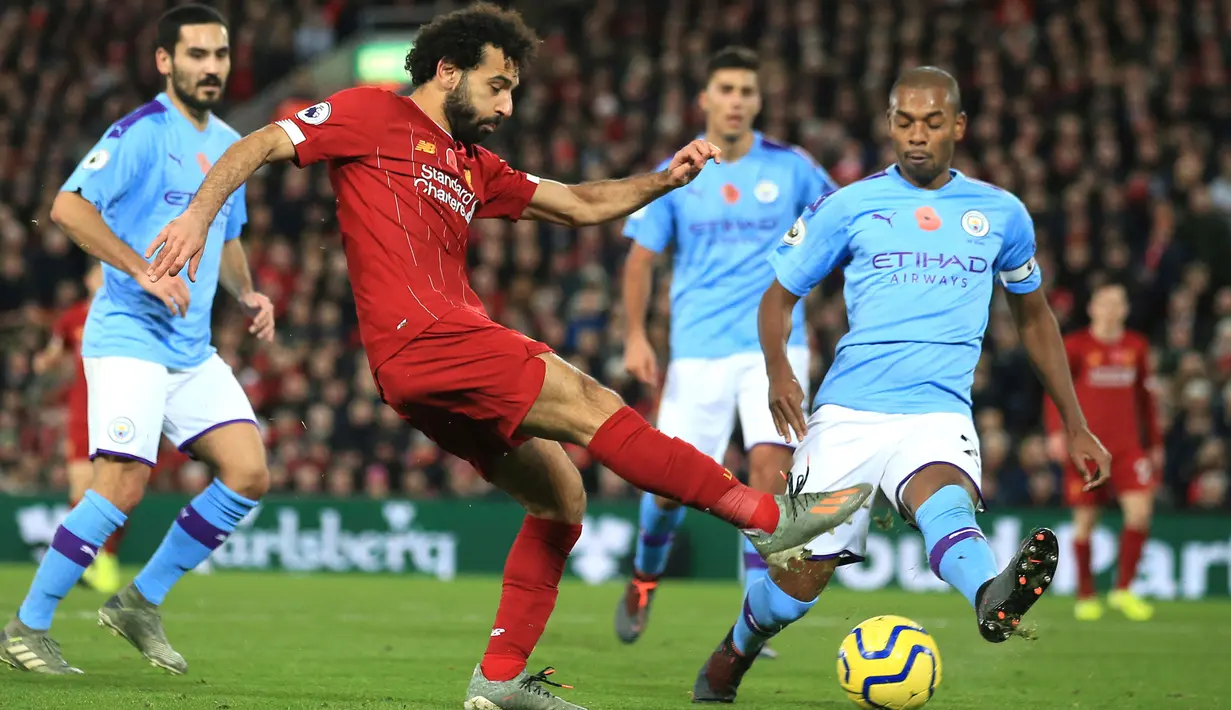 Bintang Liverpool, Mohamed Salah berusaha untuk mencetak gol ke gawang Manchester City dalam pertandingan pekan ke-12 Liga Inggris 2019-2020 di Anfield, Minggu (10/11/2019). Liverpool menghabisi Man City dengan skor cukup telak 3-1. (AP/Jon Super)
