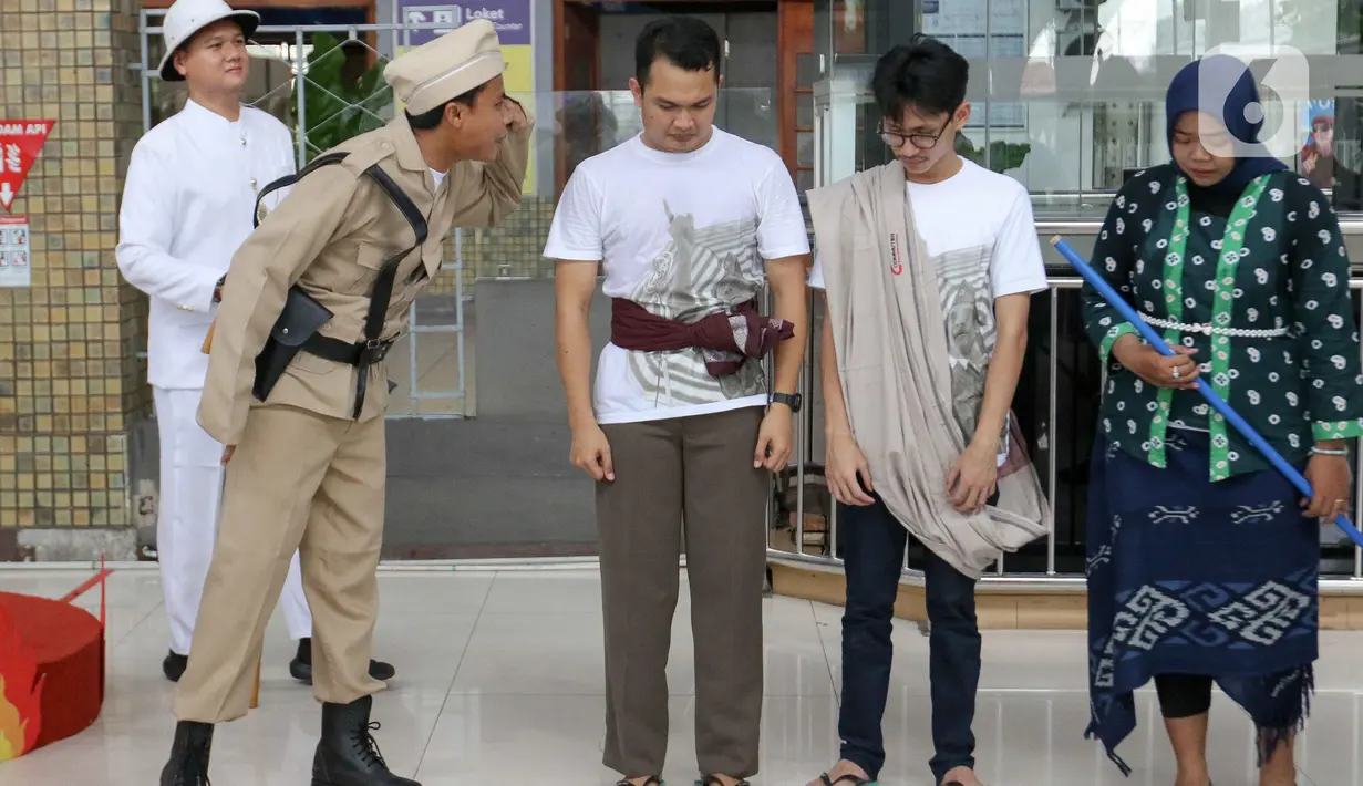Aksi teatrikal itu bertujuan untuk menyosialisasikan nilai-nilai kepahlawanan kepada para pengguna Commuter Line khususnya di Stasiun Jakarta Kota. (Liputan6.com/Herman Zakharia)