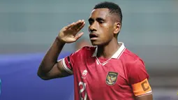 Pemain Timnas Indonesia U-17, Muhammad&nbsp;Iqbal Gwijangge saat menyanyikan lagu Indonesia Raya sebelum pertandingan melawan Timnas Uni Emirat Arab U-17 di Grup B Kualifikasi Piala Asia U-17 2023 yang berlangsung di Stadion Pakansari, Bogor, Rabu (5/10/2022) (Bola.com/M Iqbal Ichsan)