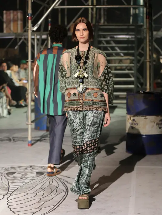 Koleksi ini kemudian disempurnakan dengan aksen pendukung, seperti outdoor brimmer hat, pocket belt, rangkaian kalung berdetail material keramik, sepatu platform, dan leather boots. [Foto: Document/Fotografer FIMELA]