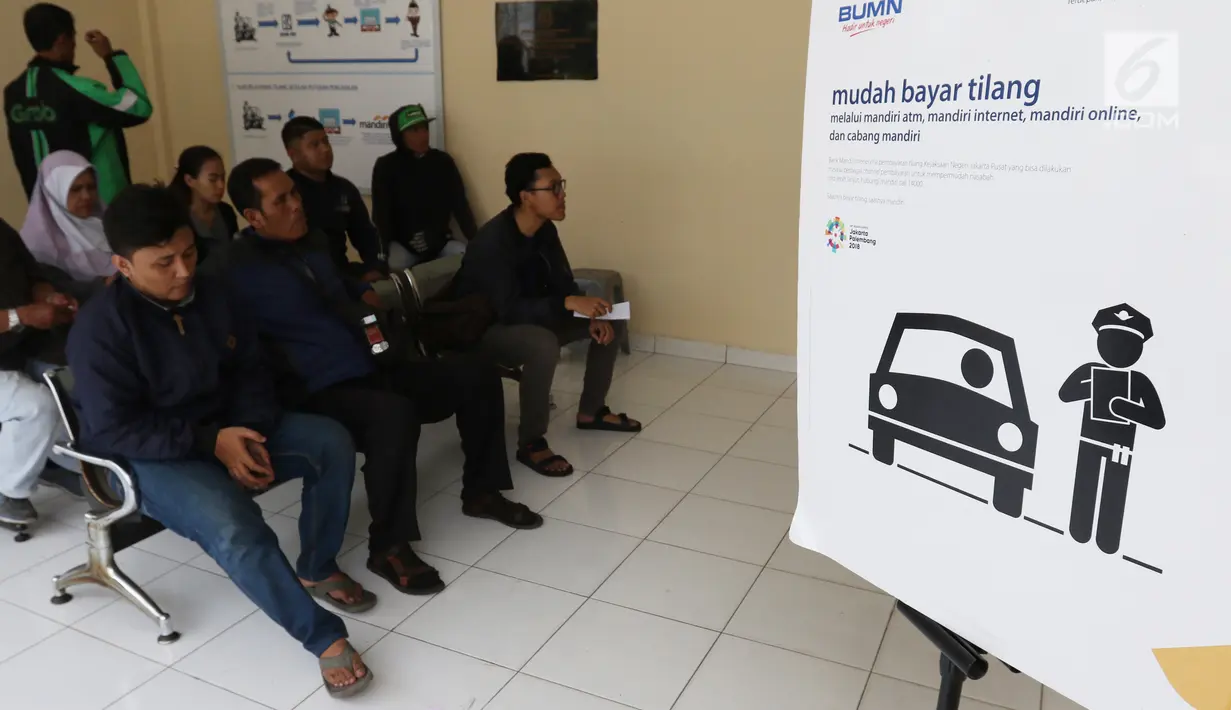 Warga menunggu untuk transaksi pembayaran tilang online di kantor Kejaksaan Negeri Jakarta Pusat, Jakarta, Kamis (3/1). Pembayaran tilang online ini melalui saluran pembayaran elektronik seperti ATM dan Mandiri Online. (Liputan6.com/Angga Yuniar)