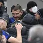 Para pemain Inter Milan merayakan gol yang dicetak Edin Dzeko dan memastikan Nerazzurri menang 2-1 atas Venezia dalam laga giornata 23 Serie A Liga Italia, Minggu (23/1/2022) dini hari WIB. (ALBERTO PIZZOLI / AFP)