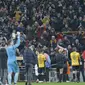 Ucapan terima kasih para pemain Newport County dengan memberikan salam kepada fans usai laga melawan Tottenham pada Piala FA di Wembley Stadium, London, (7/2/2018). Tottenham menang 2-0. (AFP/Ian Kington)