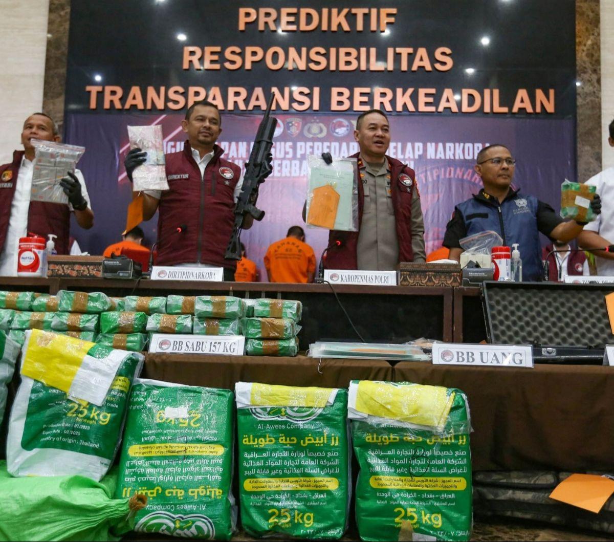 Karopenmas Mabes Polri, Brigjen Pol Trunoyudo Wisnu Andiko, bersama Direktur Tindak Pidana Narkoba Bareskrim Polri, Brigjen Mukti Juharsa, mengumumkan hasil pengungkapan peredaran narkoba jaringan internasional dalam konferensi pers yang digelar di Baresk