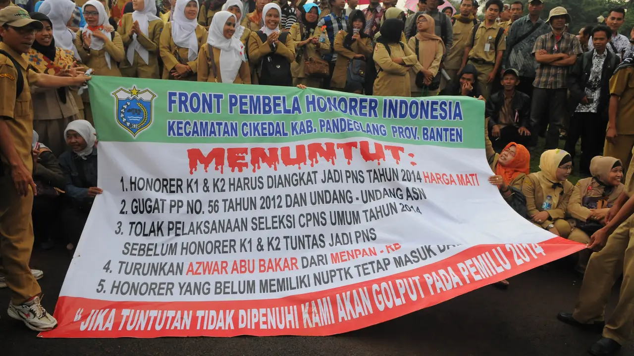 [FOTO] Guru Honorer Ancam Golput Jika Tak Jadi PNS