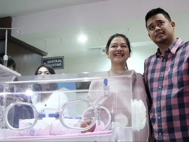 Putri Presiden Joko Widodo atau Jokowi, Kahiyang Ayu dan suami Bobby Nasution berfoto dengan bayinya usai  jumpa pers di RS YPK Mandiri, Jakarta, Jumat (3/8). Kahiyang dan Bobby mengumumkan nama bayi perempuannya. (Liputan6.com/Herman Zakharia)